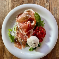 水牛ブッラータカプレーゼと生ハム