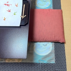 奥2座敷にはそれぞれ異なるヴィンテージの大正時代からの絹織物で織られた着物生地でラグを。絹の滑らかな心地を足元で味わって下さい。