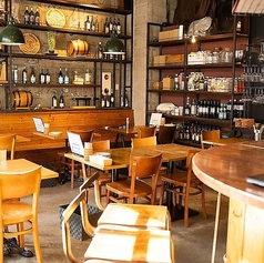 【店内貸切：45名様～】シャンデリアが煌めくワインバル風空間を貸切で！当店は45名様から最大70名様まで、店内を貸切でご利用いただけます！大人数でのご宴会、大規模のパーティー、歓迎会・送別会など、集まりの場はおまかせください◎大人カジュアルなお洒落空間で、心ゆくまでお楽しみください♪