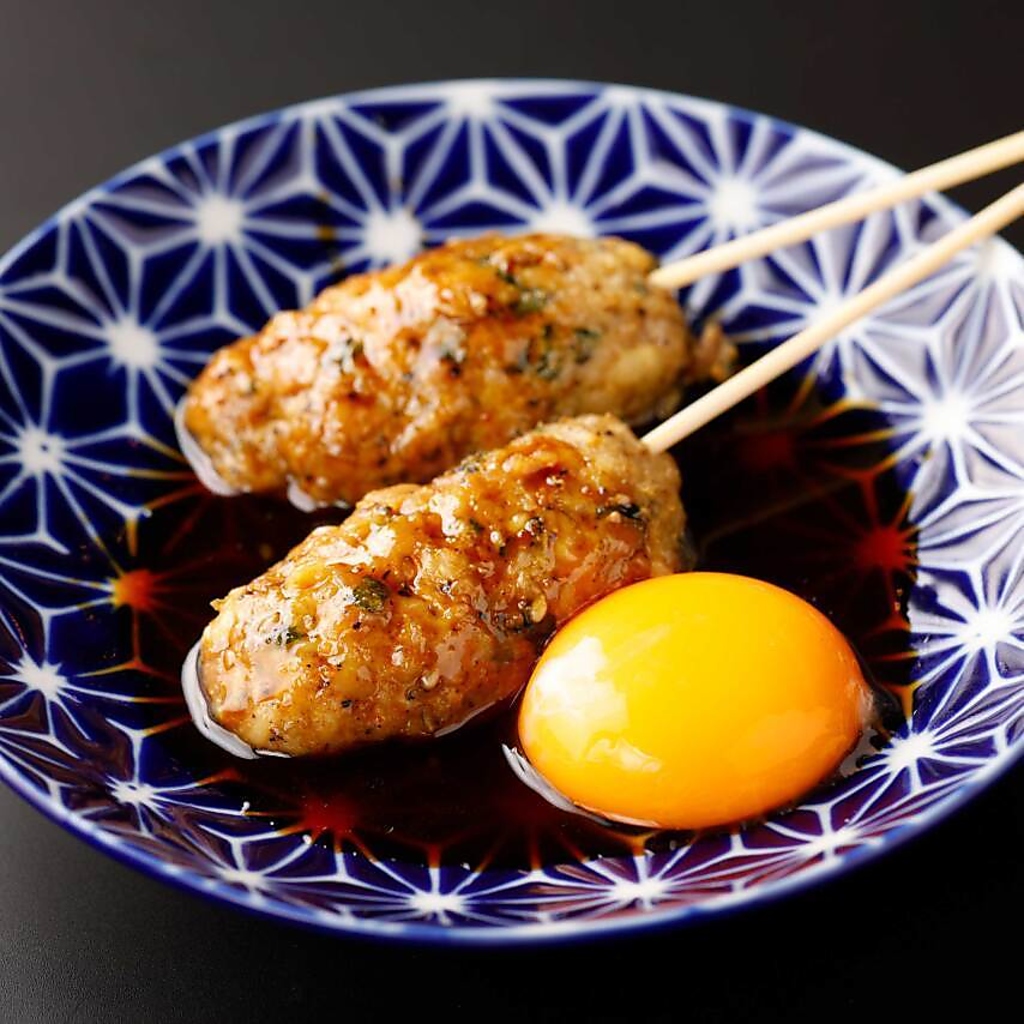 自慢の自家製つくねは、濃厚な卵黄を添えた月見スタイルをはじめ、変わり種もお楽しみいただけます♪