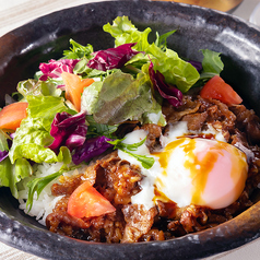 牛カルビ丼 サラダ仕立て（椀物・香の物・ドリンクバー付き）