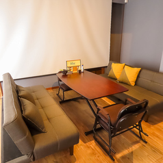 6名様掛けのソファを1つご用意しております。ソファ席ではリラックスしながらおでんを満喫することができます。