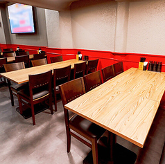 会社帰りに気軽に立ち寄れるテーブル席は、サク飲みにも最適です♪仕事終わりの一杯や、同僚とのちょっとした飲み会にぴったり。わいわい賑やかに過ごせる空間で、日頃の疲れを癒してください。