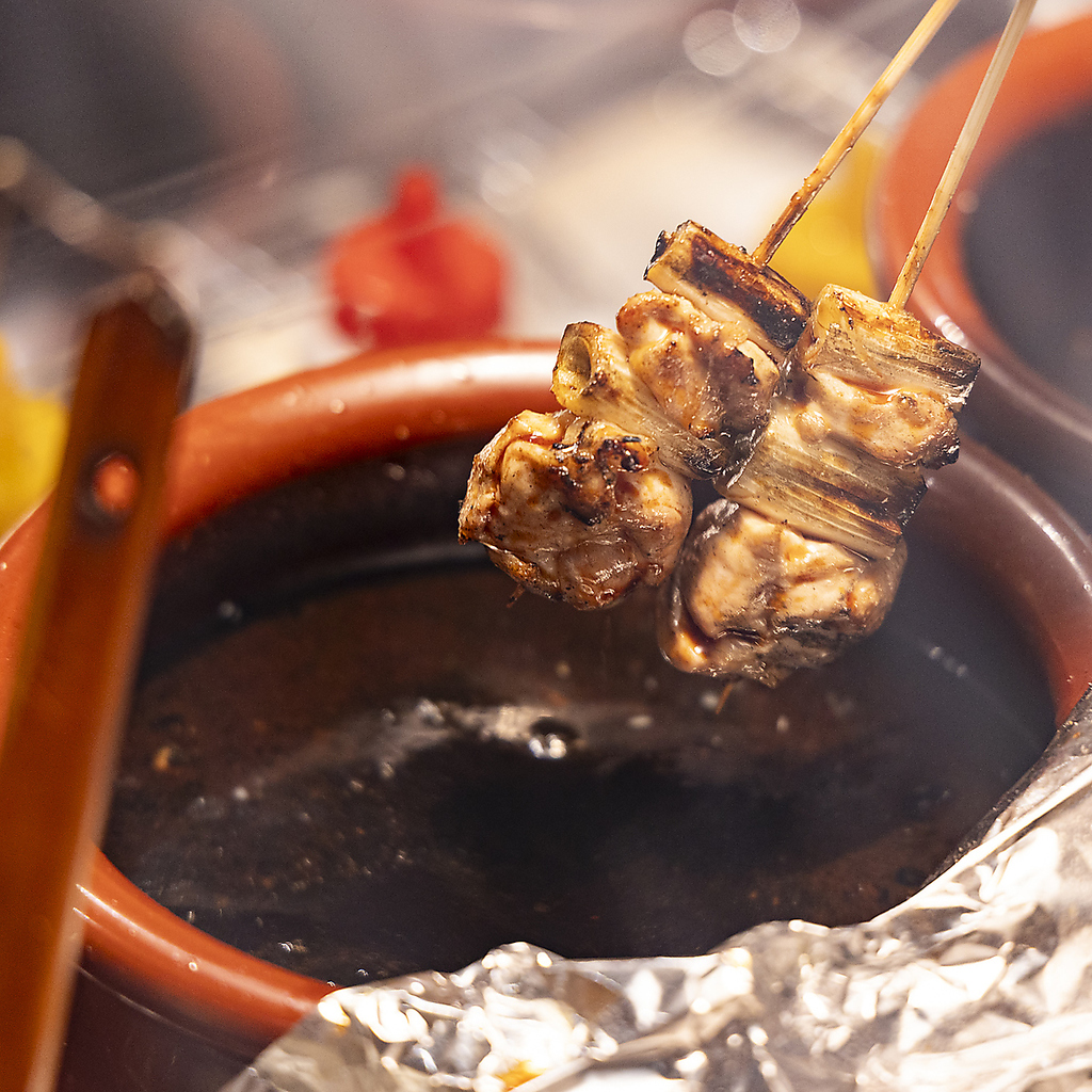 当店自慢の継ぎ足した甘醤油タレを纏った焼鳥は、絶品！旨みが口いっぱいに広がる至極の一皿です◎