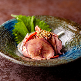 当店では、新鮮な本鮪を使用した創作料理をお楽しみいただけます。伝統と創造が織り成す独自のメニューで、鮪の新たな魅力を引き出し、味覚を刺激する一皿一皿を心ゆくまでご堪能ください。