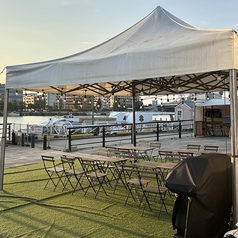 ゆったり楽しめるアウトドアのお席♪心地よい風を感じながらBBQを楽しめるお席です。（芝のお席）