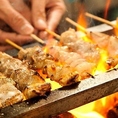 当店の炭火焼き鳥は、新鮮な鶏肉を厳選し、備長炭でじっくりと焼き上げた自慢の一品です。外は香ばしく、中はジューシーな焼き鳥は、タレや塩でその美味しさを最大限に引き出します。自家製のタレは、甘辛さが絶妙で、炭火で焼かれることで一層深みが増します。瞬間に広がる香りと旨味が絶妙なバランスを生み出します。