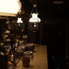 お一人様でも気兼ねなく利用できる、カジュアルで落ち着いたお席。料理と向き合いながら、自分のペースで食事とお酒を楽しみたい方にもおすすめです。