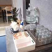 明るく広々とした店内は、お友達とおしゃべりを楽しむ時間や、一人で静かに過ごす時間、どちらにも対応できるレイアウトになっており、自由にお水もお楽しみいただけます◎また、消毒液を常備しており、お客様が安心してご利用いただけるよう配慮しておりますので、どうぞごゆっくり思い思いの時間をお過ごしくださいませ♪