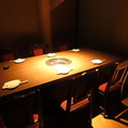 2名様から12名様までの個室をご用意しております。美味しいお肉を落ち着いて楽しめるくつろぎ空間です。（12名様個室は、6名様テーブルが2つ、背中合わせとなります）
