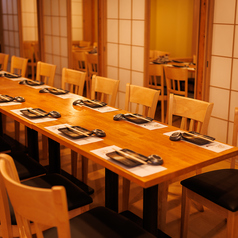 当店では店舗の貸切利用も可能です。最大120名様まで対応可能な広々とした空間で企業の懇親会や各種パーティー、イベント、二次会など多彩なニーズにお応えします。ご希望に応じてレイアウト変更やマイク・音響設備の使用もご相談いただけます。完全貸切だからできる、自由度の高い演出で大切な集まりをより特別な時間に。