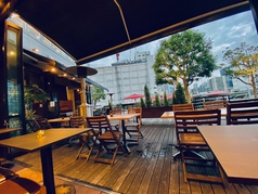 2名テーブル席。テラス席に面した店内の２名テーブル席。運河を一望できるテーブル席。