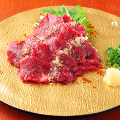 新鮮で身の締まった口当たり良い馬刺し。お酒アテに◎