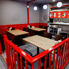 会社の接待や会食などのビジネスシーンに最適な半個室風テーブル席。落ち着いた雰囲気の中で、大切なビジネスパートナーとの会話に集中できます。お料理とお酒を楽しみながら、円滑なコミュニケーションをサポートいたします。