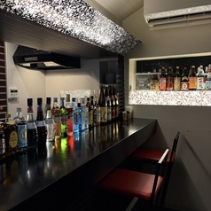 お一人様でも居心地の良い特等席。出来立ての料理をすぐに味わい、ゆっくりと流れる大人の時間をお愉しみください。