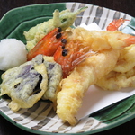旬の食材を贅沢に天ぷらにしてご提供！さくっと揚がった天ぷらを熱々のうちにお召し上がりください◎