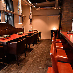 二人の語らいのひとときを大切にする、ゆったりと配置されたテーブル席です。温かみのある照明が照らす落ち着いた空間は、周りを気にせず、お二人だけの会話が弾む居心地の良さを提供します。デートや、親しいご友人との気軽な会食に最適。A5ランク黒毛和牛の焼肉を、リラックスした雰囲気でごゆっくりとお楽しみください◎