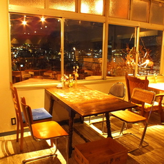 【ランチから、夜カフェ使いにも】アンティーク家具に囲まれたお洒落な空間。ビルの8階なので京都の夜景もお楽しみ頂けます。