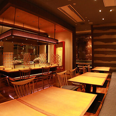 ご来店人数にあったお席をご案内させていただきます。少人数様からご利用できるのでお問い合わせもお気軽に。当店のゆったりとした時間の中でのお食事をお楽しみください。お一人様でもゆっくりとお食事をご堪能いただけます。温かみのある照明で落ち着いた雰囲気を演出しております。