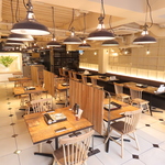 カジュアルな雰囲気の店内でお食事を♪