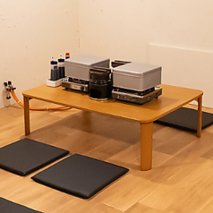 小上がりには4名様掛けが3つあり、女子会利用にぴったりな可愛らしい空間です！アットホームな雰囲気の中で、美味しい料理を囲みながら、楽しい会話が弾む特別な時間をお過ごしいただけます。