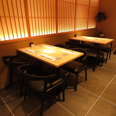 当店には2名様用としてご利用いただけるテーブル席を全1席ご用意しております。ご友人同士の飲み会や同僚との少人数宴会など、様々なシーンにぴったりな空間です。全席喫煙可能となっておりますので、お煙草を吸われる方にも大変おすすめです。アットホームな雰囲気の店内で、心ゆくまでゆっくりとお過ごしくださいませ。