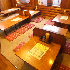 4名掛けお座敷テーブル席が6席あります。