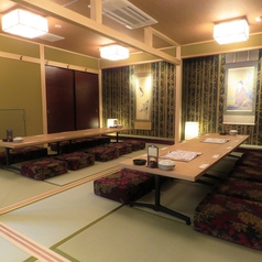 1F右側の座敷個室は24名様での中規模の個室宴会が可能です。最大44名様での大宴会もご対応しております。