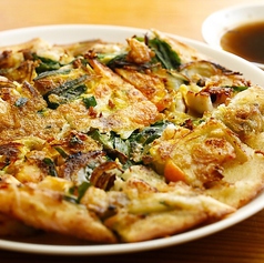 ほとんどのお客様が注文する人気メニュー「海鮮チヂミ」1650円(税込)、チヂミは5種類からお選びください♪の写真