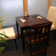 少人数様用のテーブルもご用意しております。ご友人の誕生日や結婚記念日にも最適♪2人きりの時間を楽しみたいデートや、しっぽり飲みたい時にご利用ください。