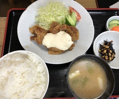 ご飯、お味噌汁、小鉢、お新香がセットの定食です！