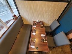 窓際の４～5名様用お席。最大5名様利用時。