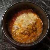 肉汁のぎゅっと詰まった柔らかい鶏もも肉とキャベツなどの野菜を、とろけたチーズと一緒にいただく「チーズタッカルビ」が当店自慢の人気メニュー！熱々の状態でご提供するため、まろやかなチーズがとろりと伸びて、甘辛い味付けのお肉や野菜とよく絡みます♪そんな「チーズタッカルビ」にはスッキリ飲めるお酒が相性抜群◎