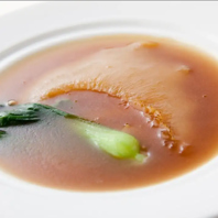 贅沢なフカヒレの姿煮をメインに仕上げた一皿を