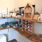 当店の一角には、魅力的な商品が並ぶディスプレイ棚があります。木製のハウス型ディスプレイは、温かみを感じさせ、訪れるお客様に見る・選ぶ楽しさをご提供致します♪様々なアイテムを展示しておりますので、ぜひお気軽にご覧くださいませ！自然な素材感が、全体のインテリアと調和し、居心地の良い空間を演出しています◎