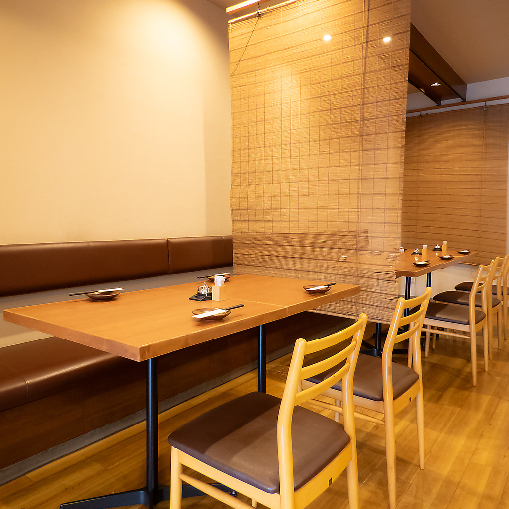 ベンチシートで楽々◎すだれで仕切りプライベート感を保ちながらリラックスしてお食事いただけます◎