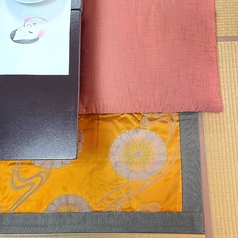 奥座敷の一間には隣の個室とは違った絹織物のラグが。又　違った雰囲気をお楽しみ下さい。