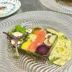 富士山サーモンと契約農家野菜のテリーヌの写真