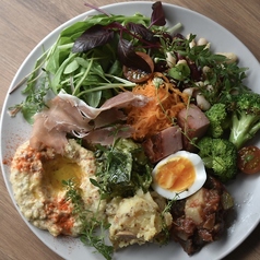 10種のデリとスコーンのプレート