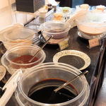 タレや薬味もビュッフェ式なので、お好きな組み合わせでお楽しみください♪