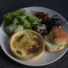 キッシュとスコーンのプレート