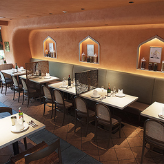 ゆったり落ち着つけるベンチソファー席。