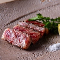 全国各地から取り寄せた豊富な食材を炭火焼きでご提供！