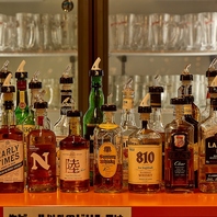 ずらりと並ぶ20種以上のウィスキー
