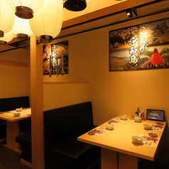 和の美しさが際立つ4名様用の個室は、プライベート感を大切にした空間。ご家族やパートナーとのお食事に、心和むひとときを提供します。周囲の喧騒から隔たれた静けさの中で厳選された料理を味わうことができ、心豊かなひと時をご堪能いただけます。接待やご会食、大切な方のおもてなしなどのビジネスシーンにもおすすめ。