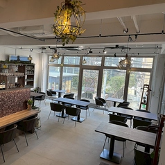 開放感溢れる窓側のお席は、大きな窓から差し込む太陽の光で心地よい時間を過ごせます♪普段使いはもちろん、各種宴会や女子会など様々なシーンに対応いたしますのでお気軽にお問い合わせください。