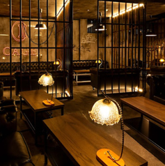 温かみのあるアンティークランプが特徴的♪