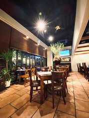 4名テーブル席中央に毎週変わるお花をご覧いただきながらお食事をお楽しみいただけます。