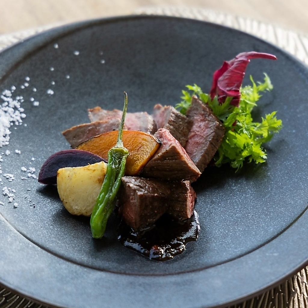 石垣食材をふんだんに使用した絶品料理をご用意！圧巻のオーシャンビューと共にお楽しみください♪