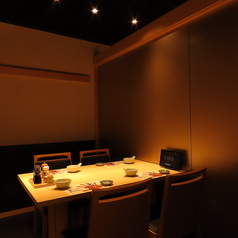 4名様までお迎えできる半個室は、上質な和の雰囲気が息づく贅沢な空間。ご家族やご友人との大切な時間を、プライベートな環境でお過ごしいただけます。落ち着いた雰囲気の中で心ゆくまで料理を楽しみながら、会話もお楽しみいただけます。ビジネスシーンにもご利用可能。大切な方との大切な時間を個室でお過ごしください。